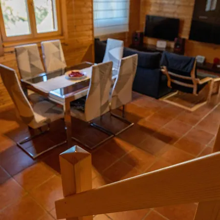 بيت للعطل Casa De Madera En *