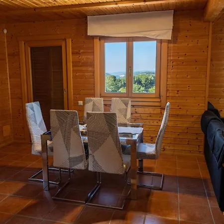بيت للعطل Casa De Madera En كالافيل